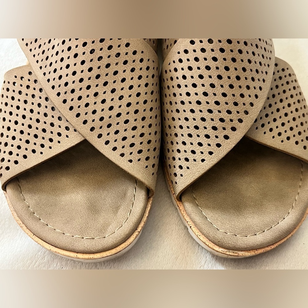 Eurosoft by Sofft Women's Tan Perforated Sandals Slip-On Flats w/ Zipper Sz 6.5 - Picture 10 of 11